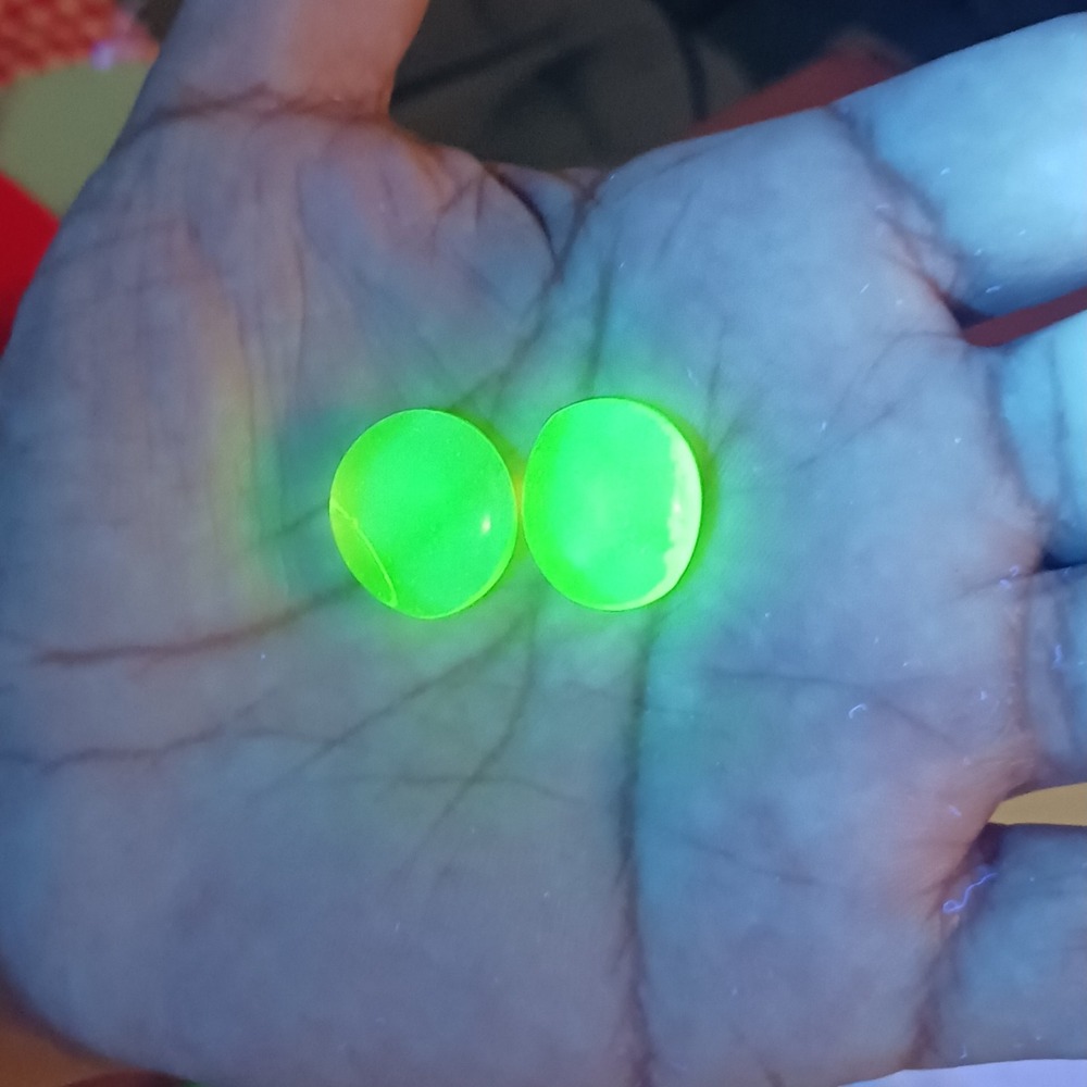 0000 1k! 372. TWO Small Vaseline Uranium Glass Cabochon 1/2"